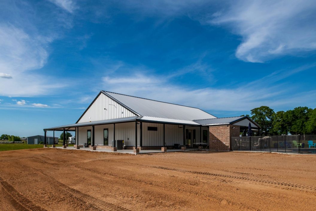 Rhome Texas Barndominium: 2800 sqft Inviting White Home